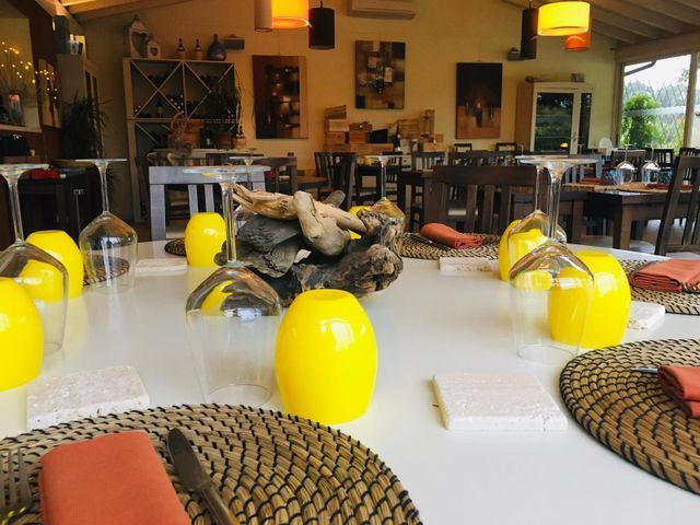 Un ambiente da ristorante con bicchieri gialli e tovaglietta di vimini