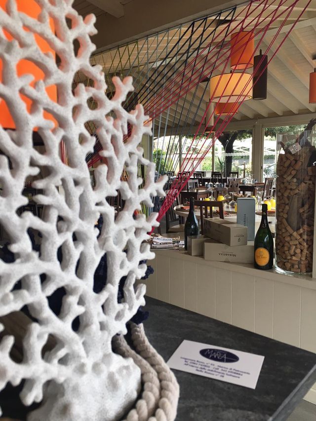 Una scultura di corallo bianco è appoggiata su un tavolo in un ristorante