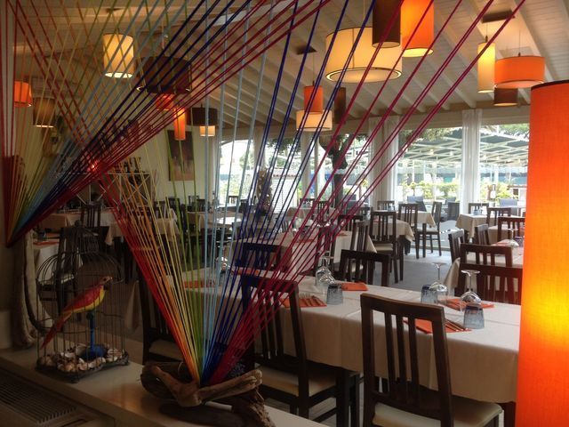 Un ristorante con tavoli e sedie e una decorazione colorata
