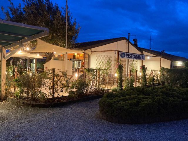 Un ristorante con un cartello che dice ristorante è illuminato di notte.