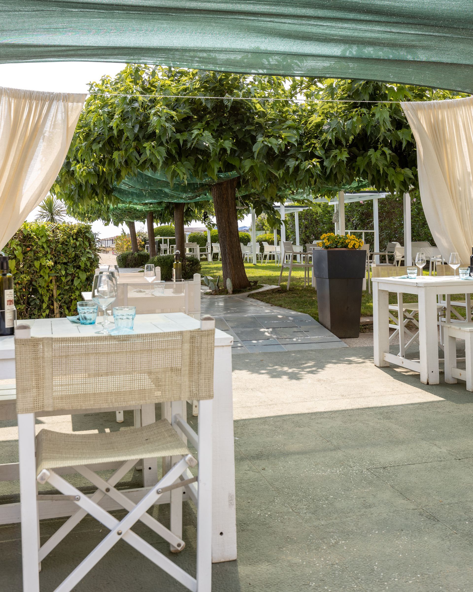 Un ristorante con un logo che dice marea