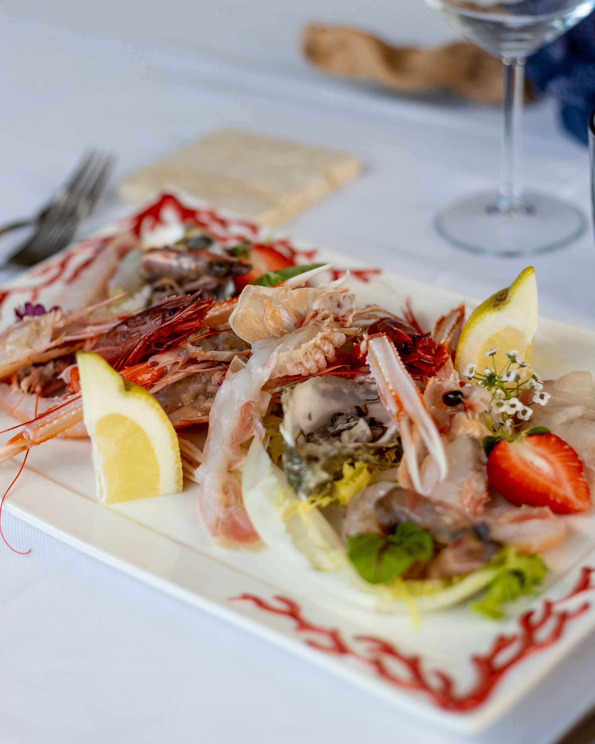 Un primo piano di un piatto di cibo con gamberi e cetriolo