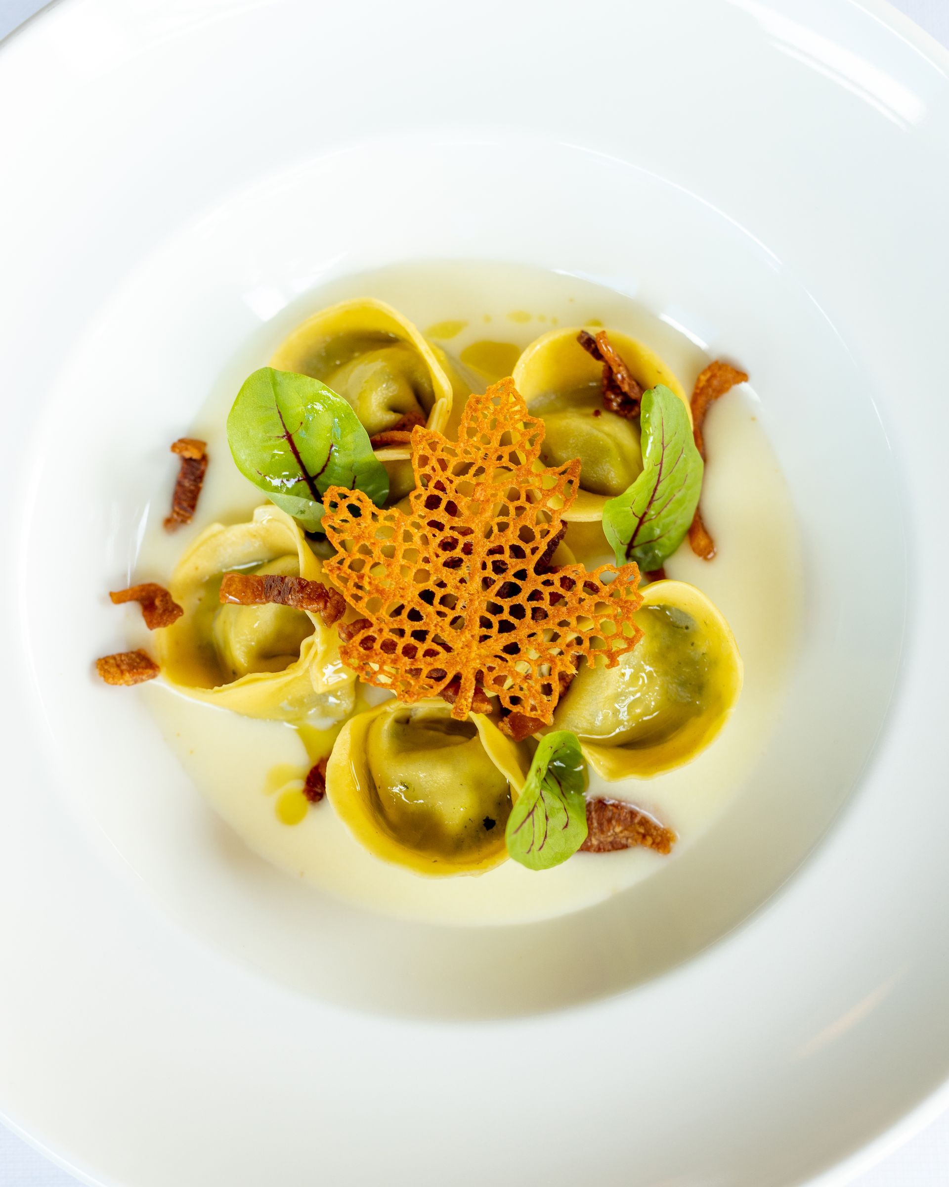 Un piatto di cibo con la parola marea sopra