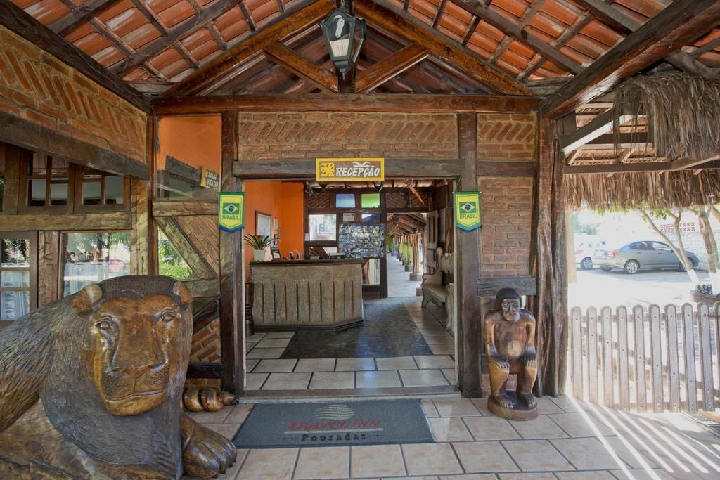 Há uma estátua de um macaco no saguão de um hotel.