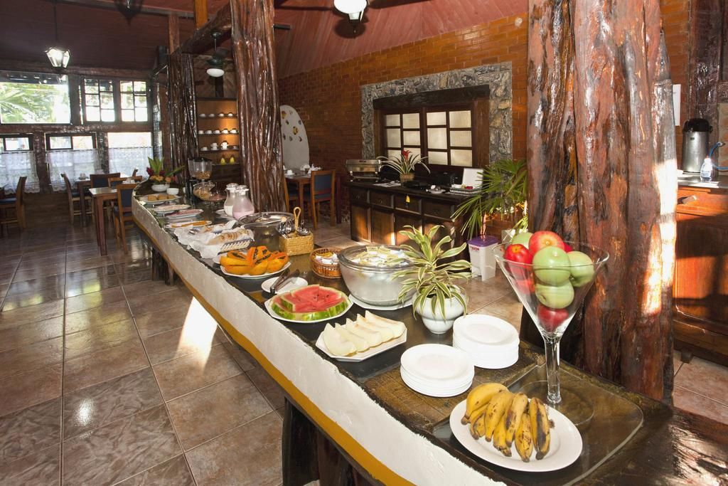 Uma mesa longa com pratos de comida em um restaurante.