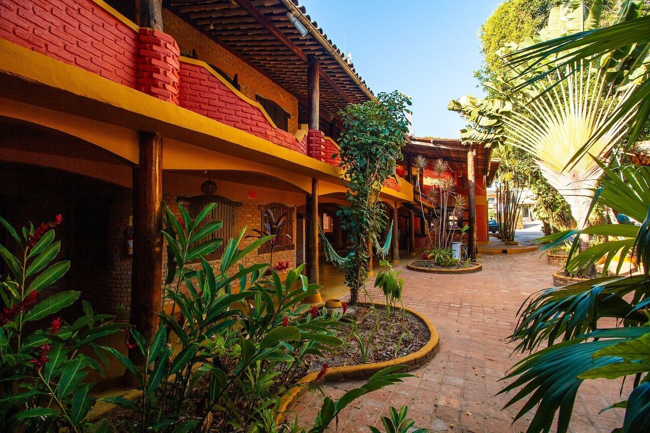 Um grande edifício com muitas plantas na frente