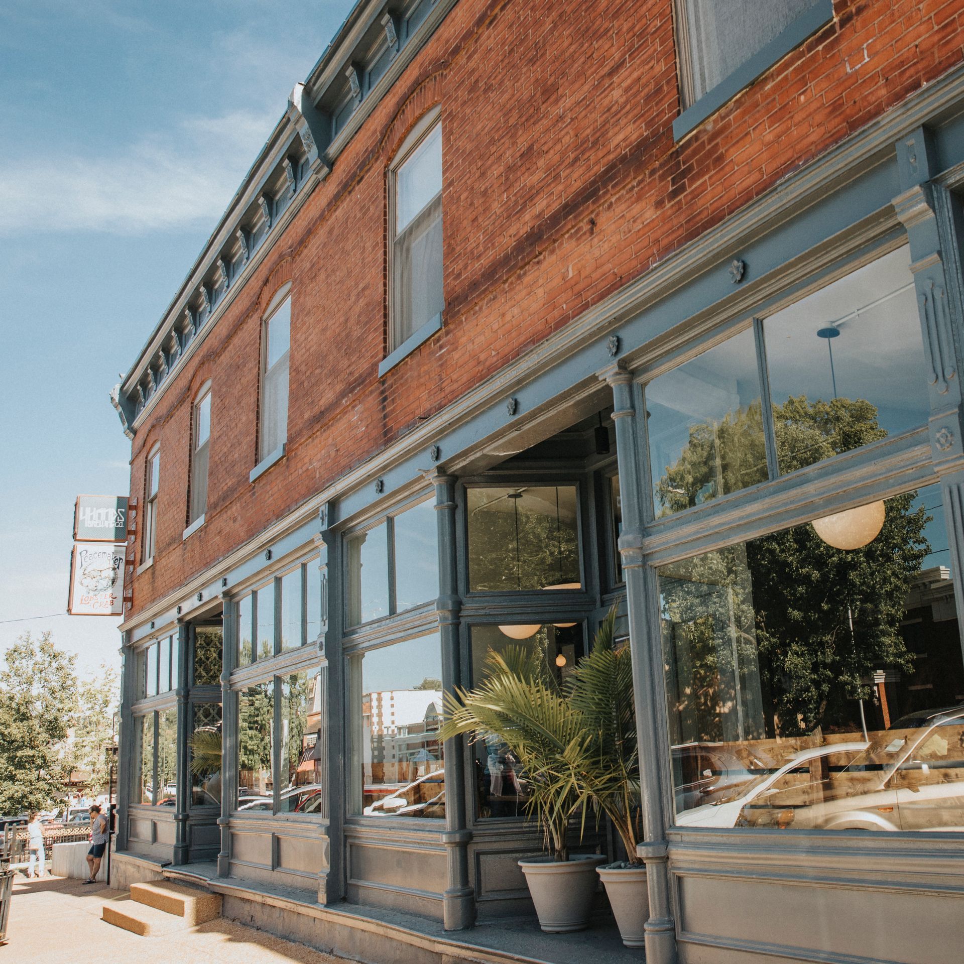 The front of the 4 Hands + Peacemaker Kirkwood building
