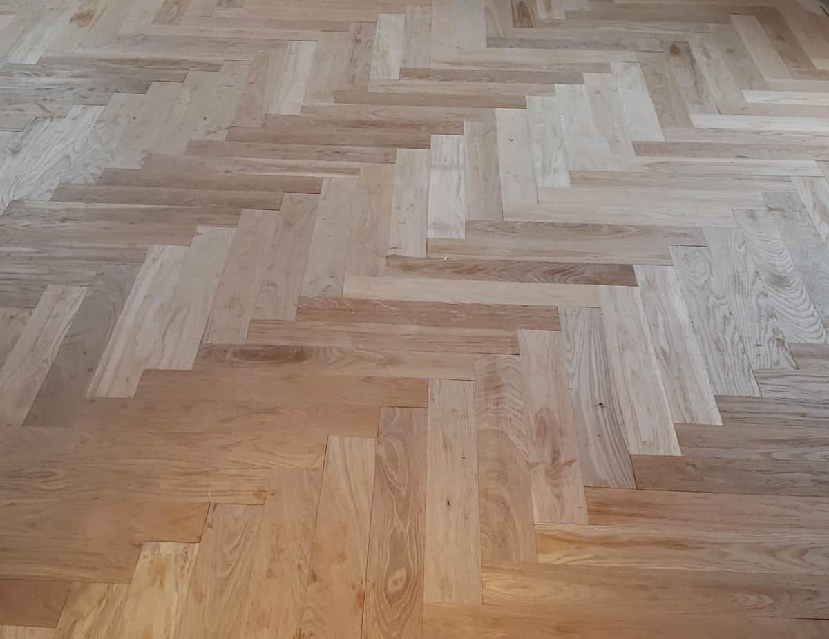 Parquet à chevrons en brun clair.