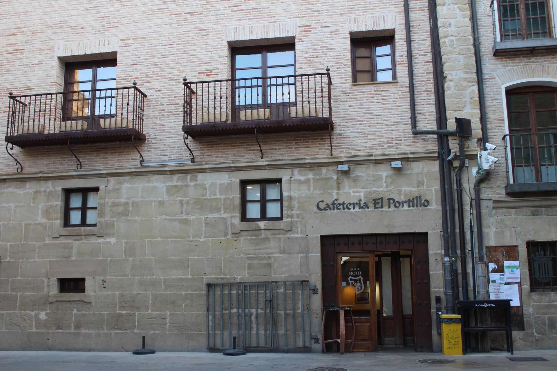 Fachada de piedra con balcones y letrero en la puerta que dice “Casa do Torreón”.