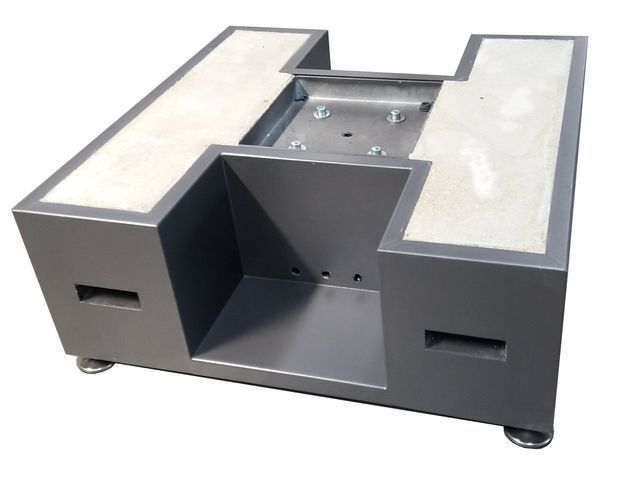 base in lamiera esposizione pali realizzata da Cesari srl di Recanati