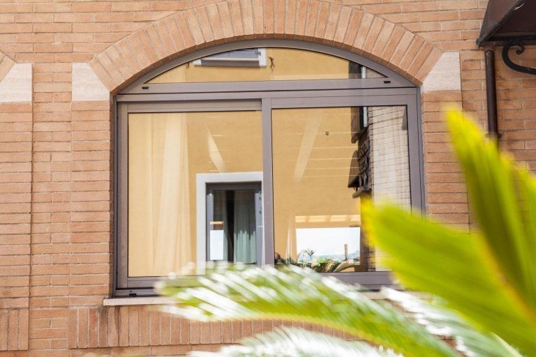 Finestra in alluminio ad arco realizzata da Cesari srl di Recanati