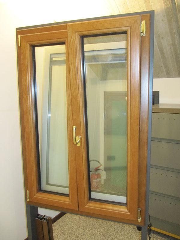 Finestra in legno alluminio a due ante realizzata da Cesari srl di Recanati