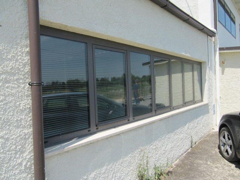 Finestre in alluminio per uffici realizzate da Cesari srl di Recanati