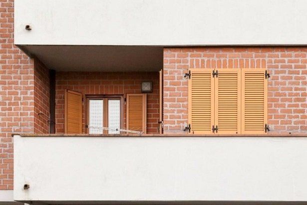 Persiane in alluminio finto legno a quattro ante realizzate da Cesari srl di Recanati