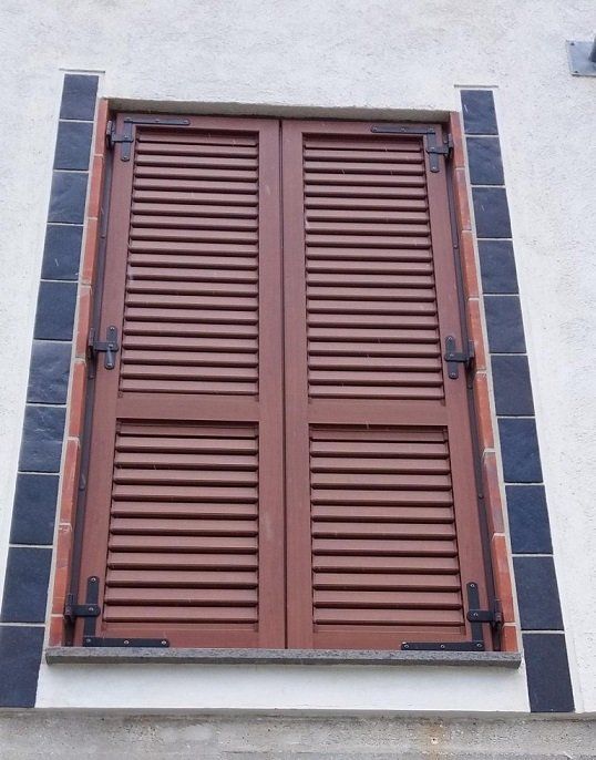Persiane in alluminio finto legno scuro realizzate da Cesari srl di Recanati