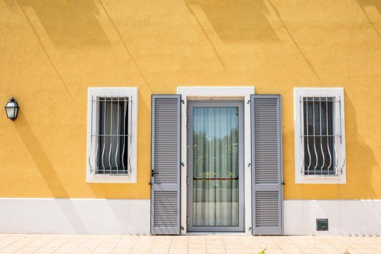 Porta in alluminio per uscita di emergenza di un ristorante realizzata da Cesari srl di Recanati