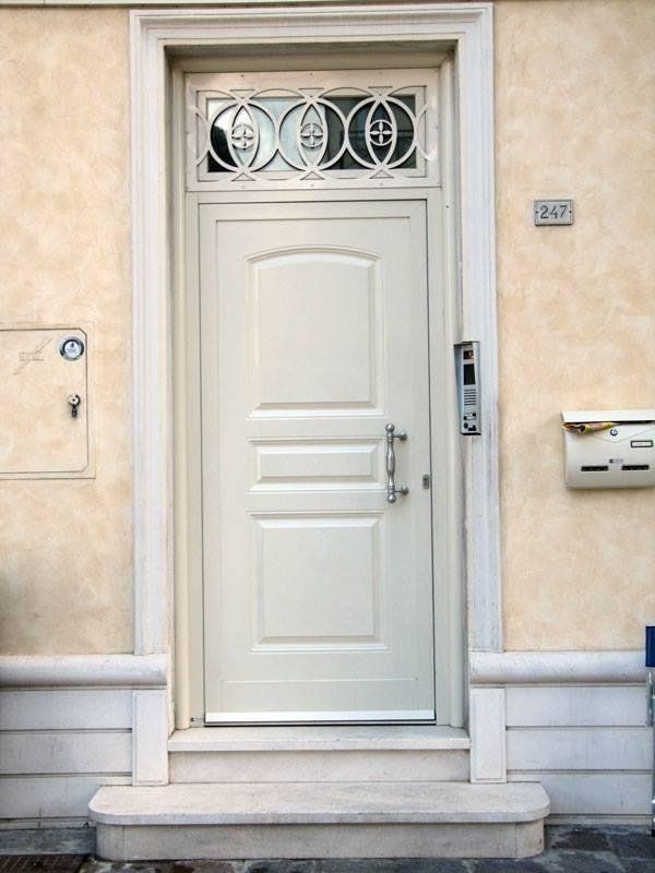 Portone di ingresso in alluminio con pannello decorativo realizzato da Cesari srl di Recanati
