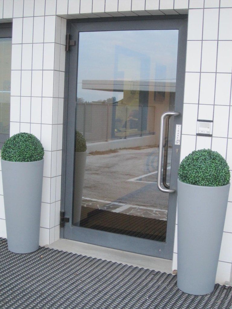 Portone di alluminio di ingresso ufficio realizzato da Cesari srl di Recanati