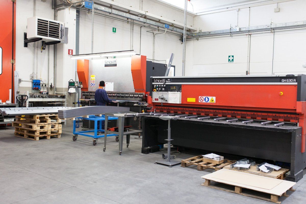 Reparto piegatura della Cesari srl di Recanati