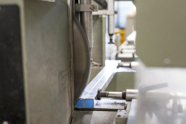 Taglio alluminio con troncatrice a CNC alla Cesari srl di Recanati