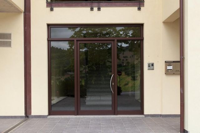 Vetrata in alluminio di un ingresso condominiale realizzata da Cesari srl di Recanati