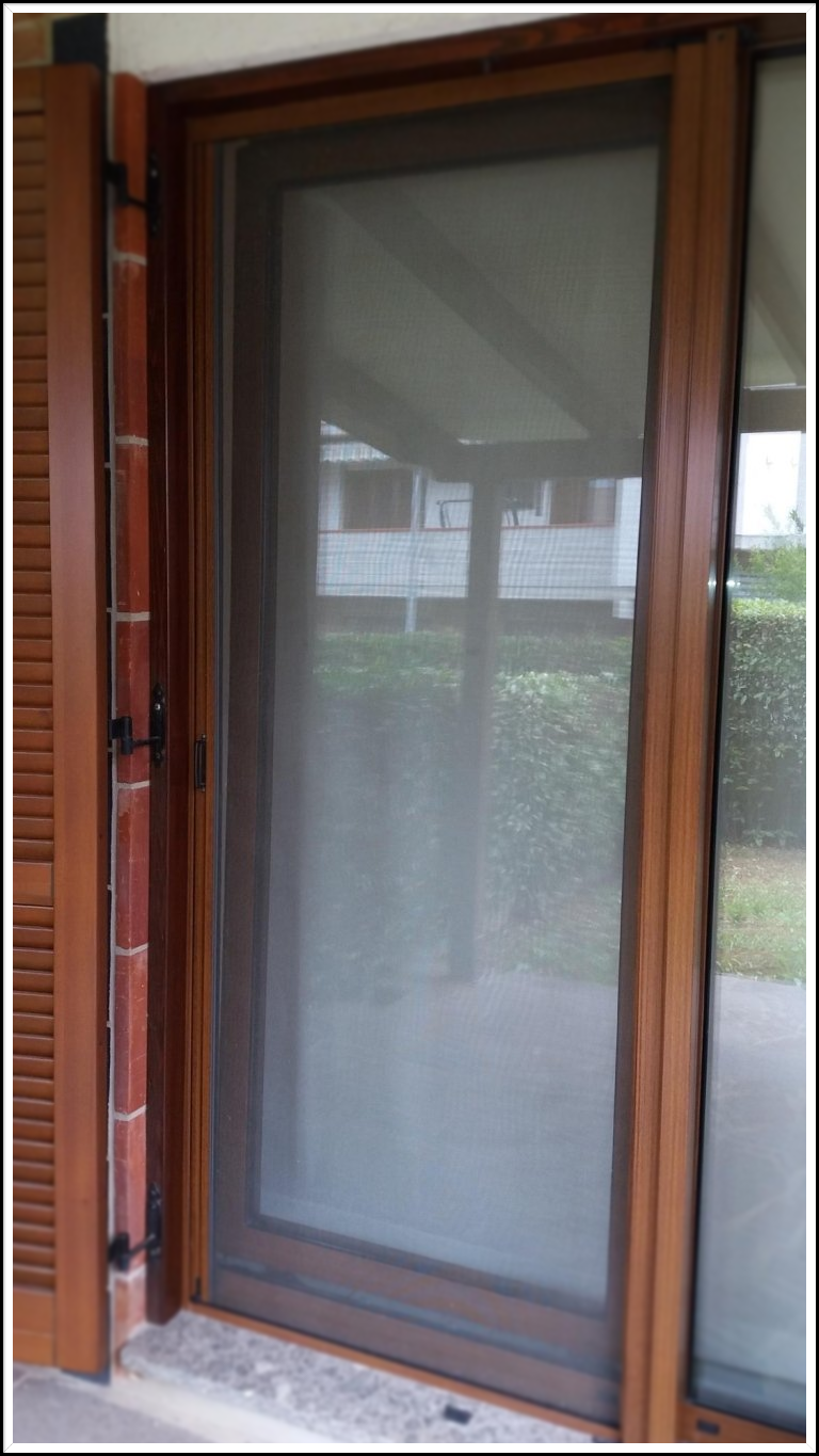Zanzariera in alluminio scorrevole verniciata color legno realizzata da Cesari srl di Recanati