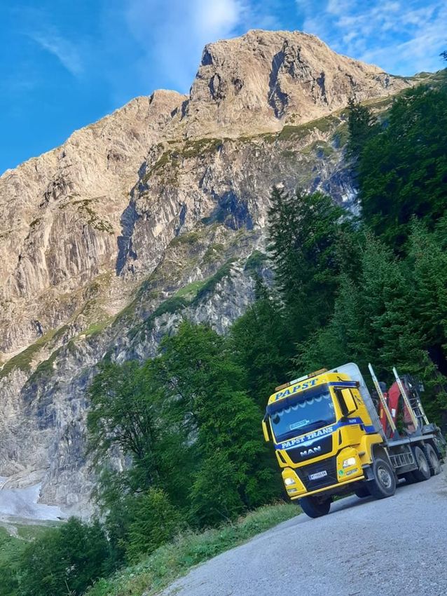 LKW mit Berge Hintergrund