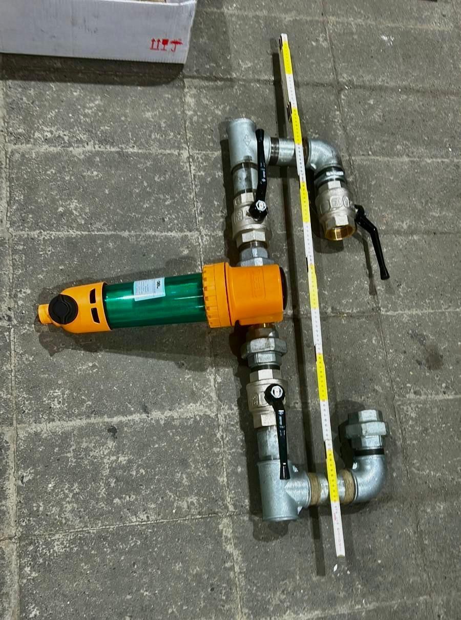 Riscaldatore a parete moderno in un luminoso soggiorno con ampie finestre e mensole in legno.