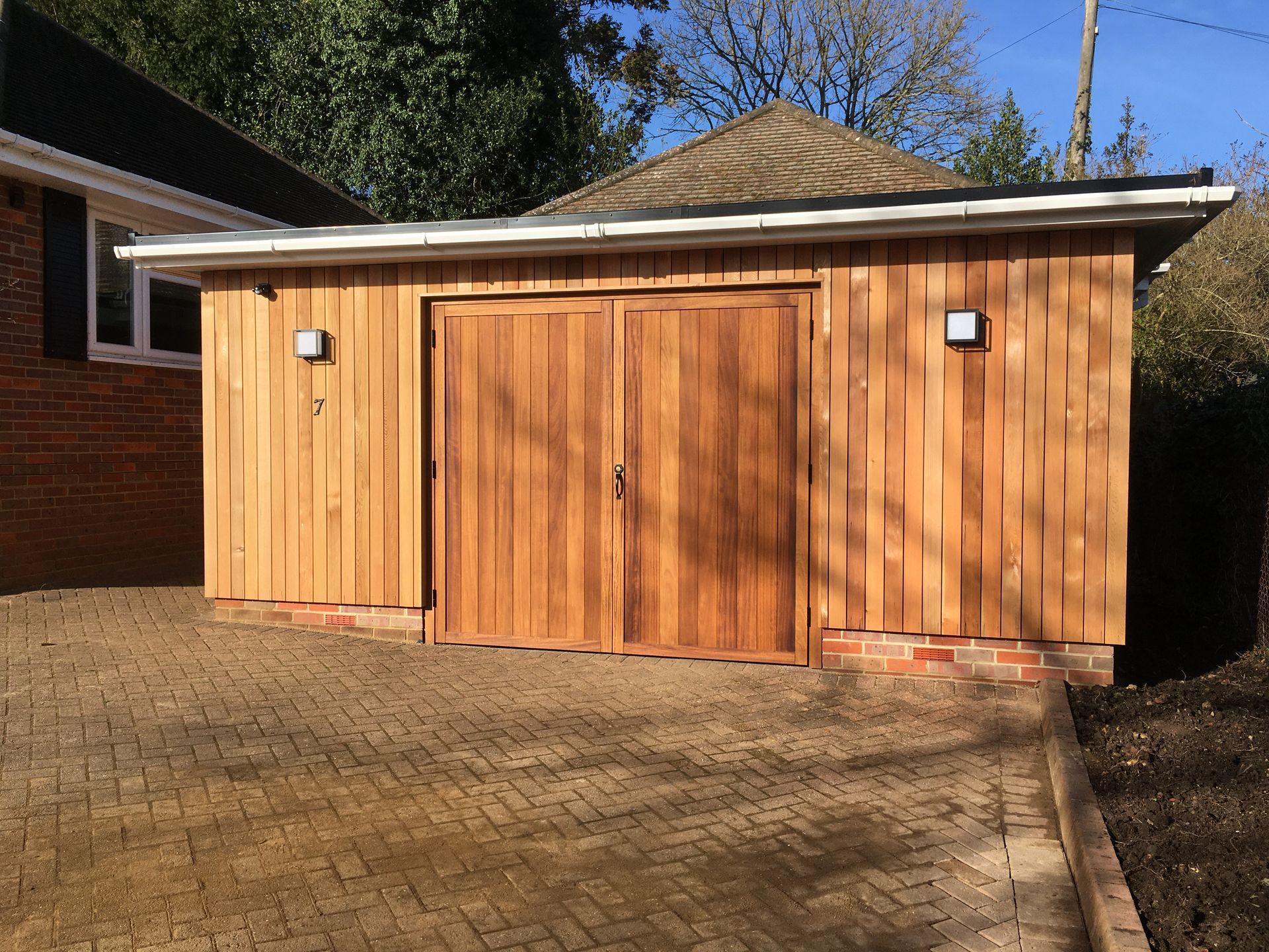 Cedar-clad garage unit in Gerrards Cross
