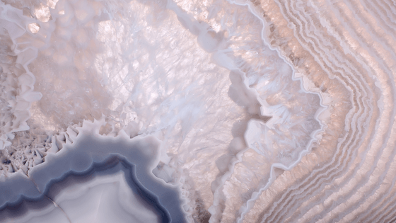 A close up of a piece of agate with a marble texture.