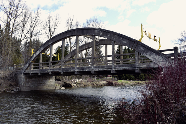 Concrete bowstring through arch bridge over water