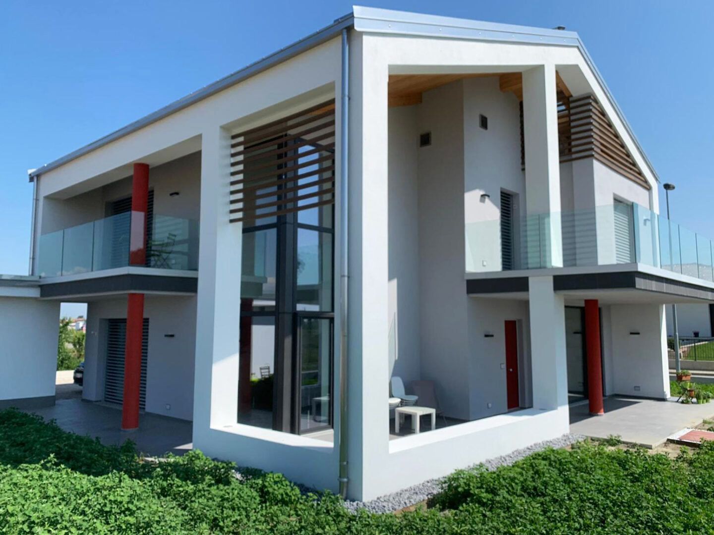 decorazioni esterne di una casa su due piani