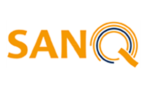 SANQ-Logo: Orangefarbene Buchstaben SANQ neben einem Symbol aus drei konzentrischen Kreisen, orange und blau.