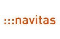 Logo für Navitas, Schriftzug in gebranntem Orange mit drei vertikalen Punkten auf jeder Seite.