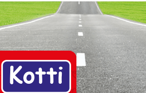 Eine Straße, die in die Ferne führt, mit dem Wort „Kotti“ auf einem rot-blauen Schild unten links.