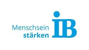 Logo: Hellblaues „IB“ mit einem Punkt über dem „i“, Text in Hellblau: „Menschsein stärken“.