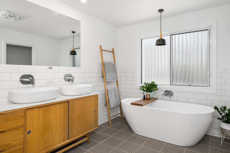 A bathroom with two sinks and a bathtub.