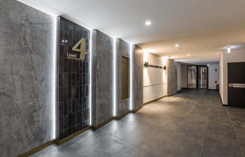A long hallway with a sign on the wall that says level 4.