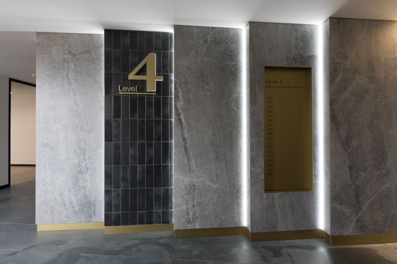 A hallway with a sign on the wall that says 4th floor.
