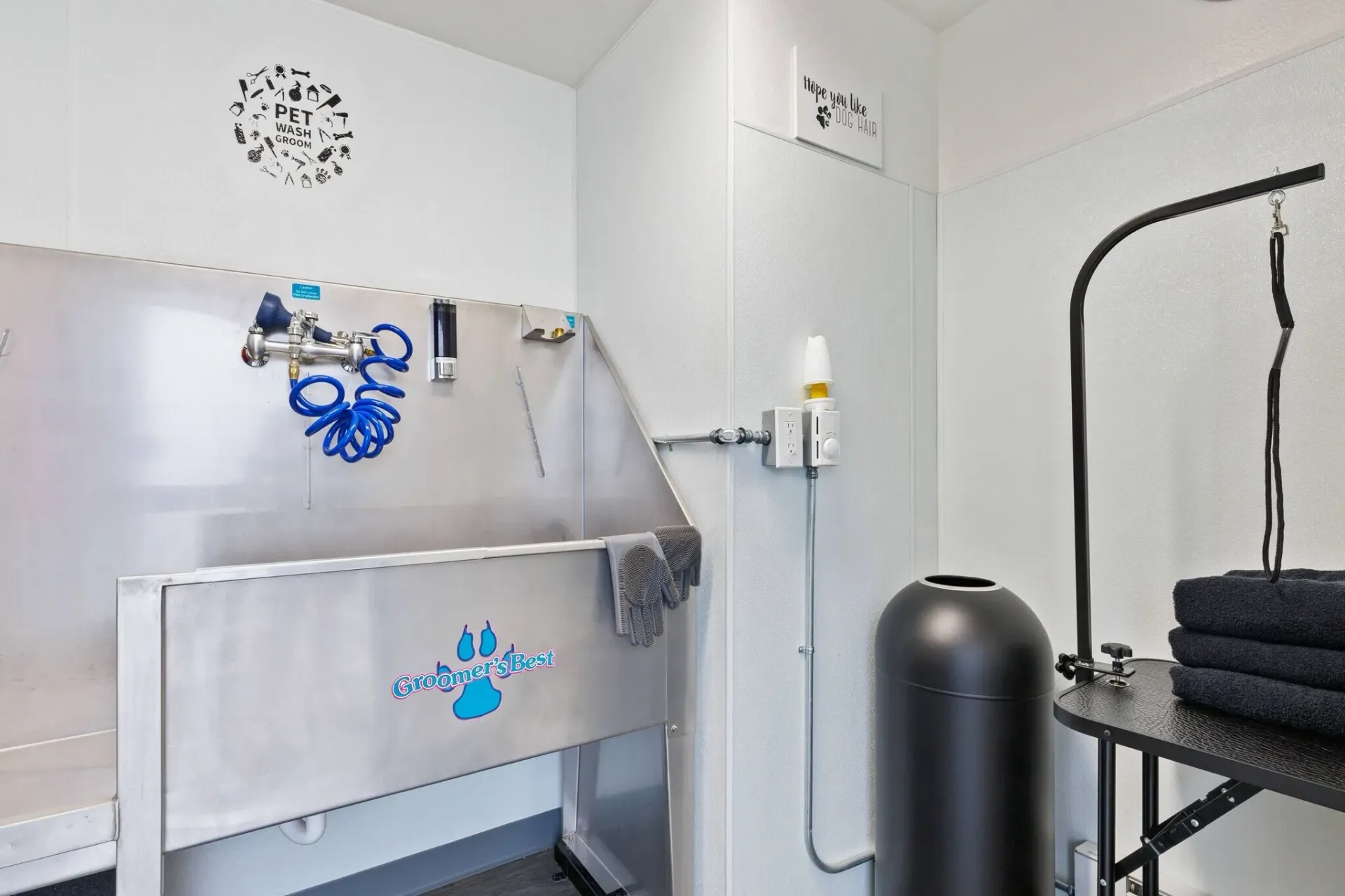 Pet wash station with grooming tub and supplies