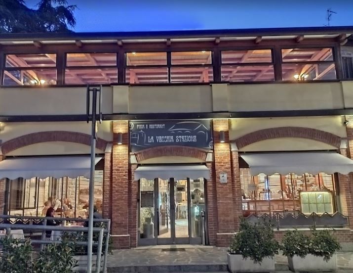 Sala da pranzo vuota di un ristorante con tovaglie bianche e soffitto in legno di notte.