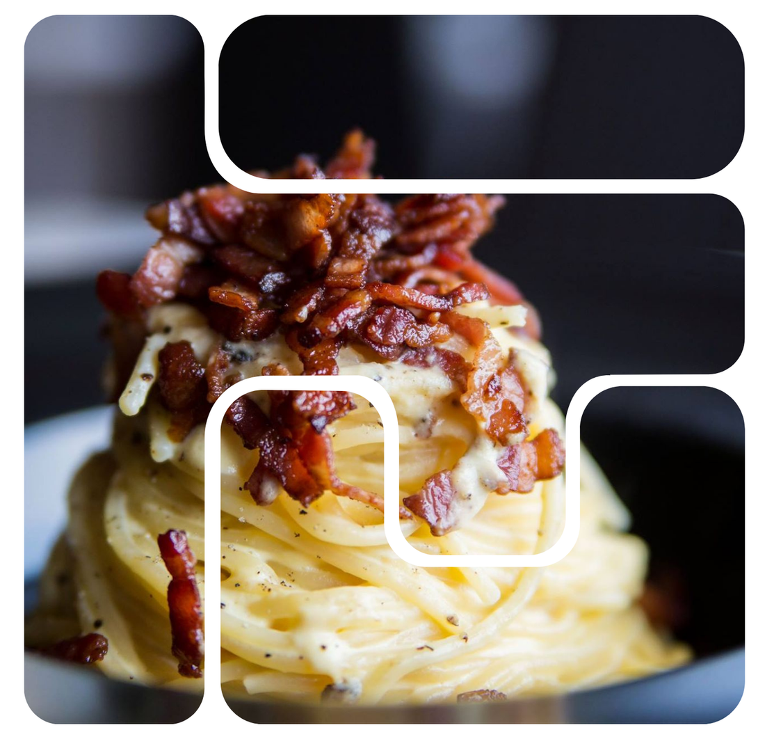 Pasta condita con pezzetti di pancetta e salsa cremosa, in una foto ravvicinata in stile ristorante.