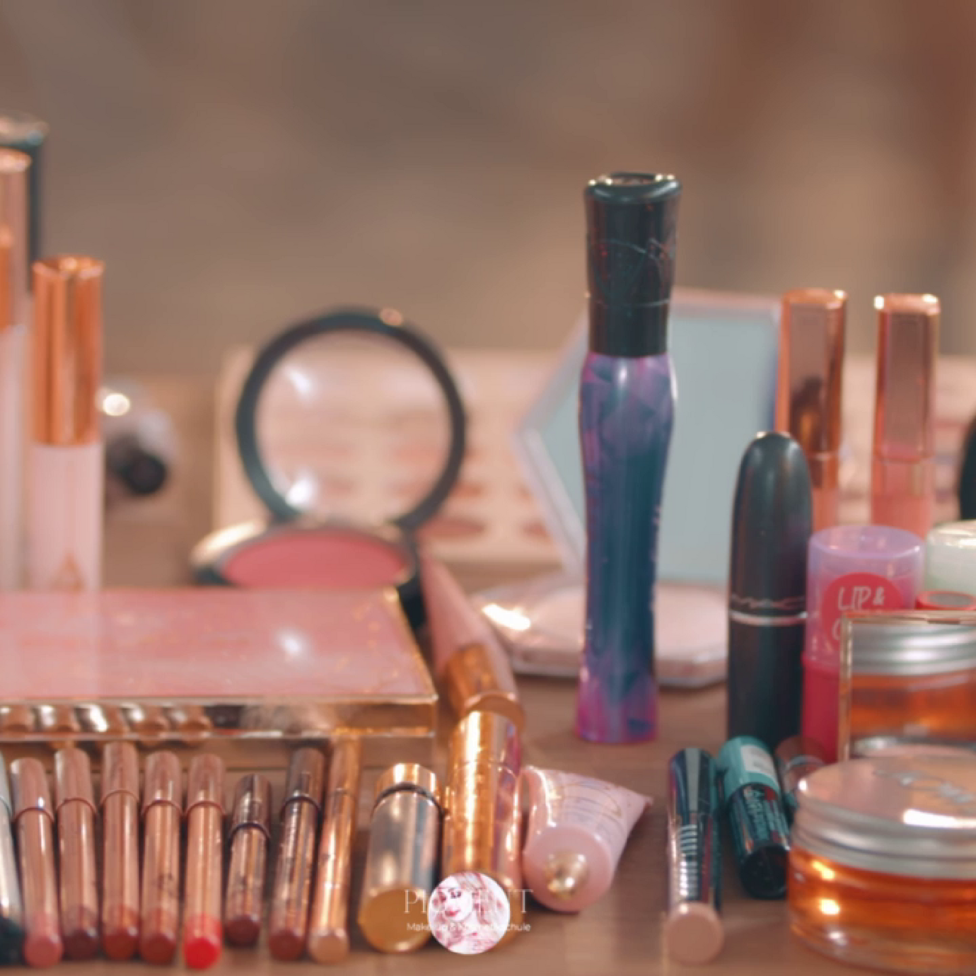 Eine Menge Make-up, darunter Lippenstifte und Mascara auf einem Tisch