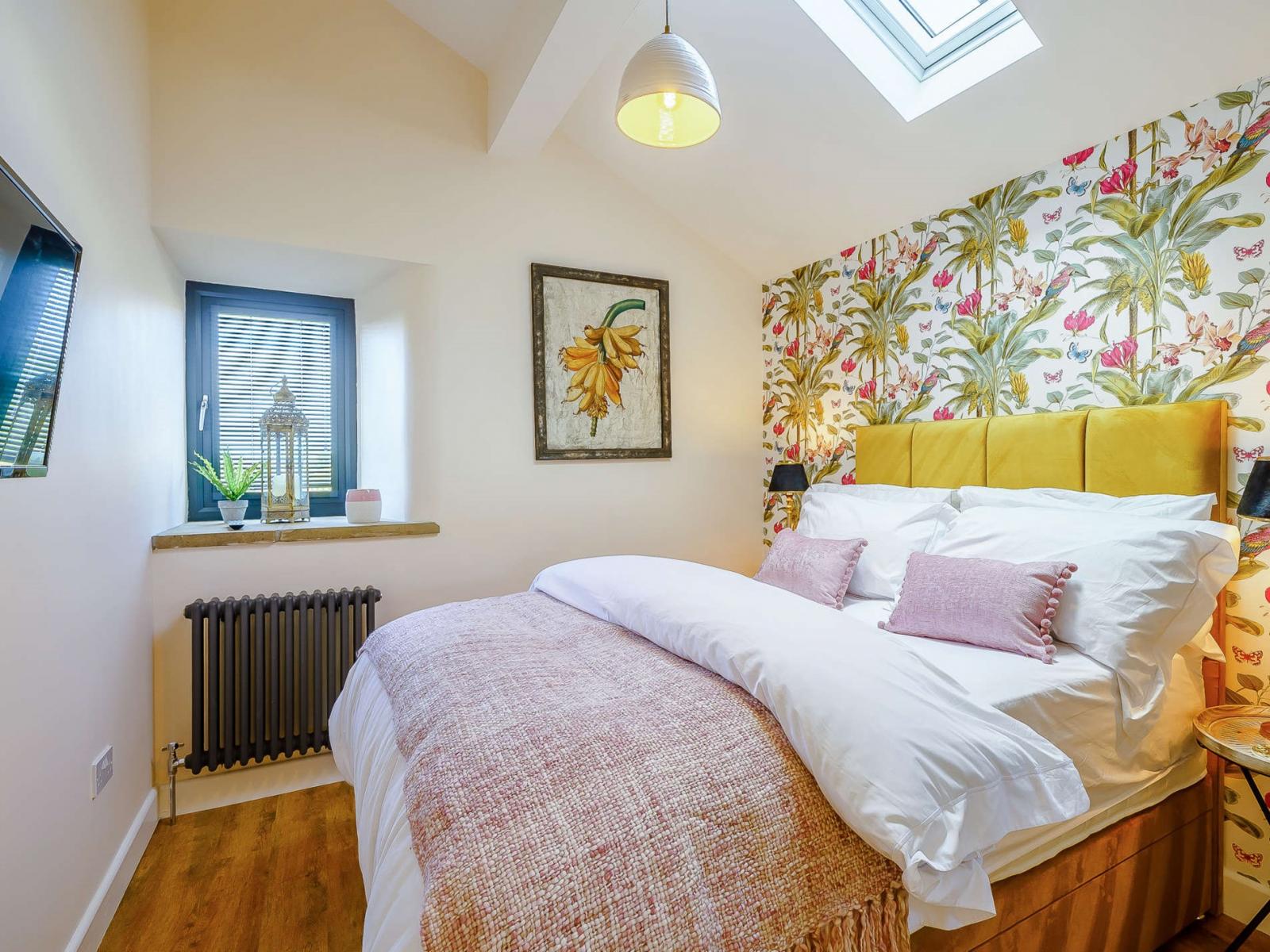Stunning double bedroom and wall paper