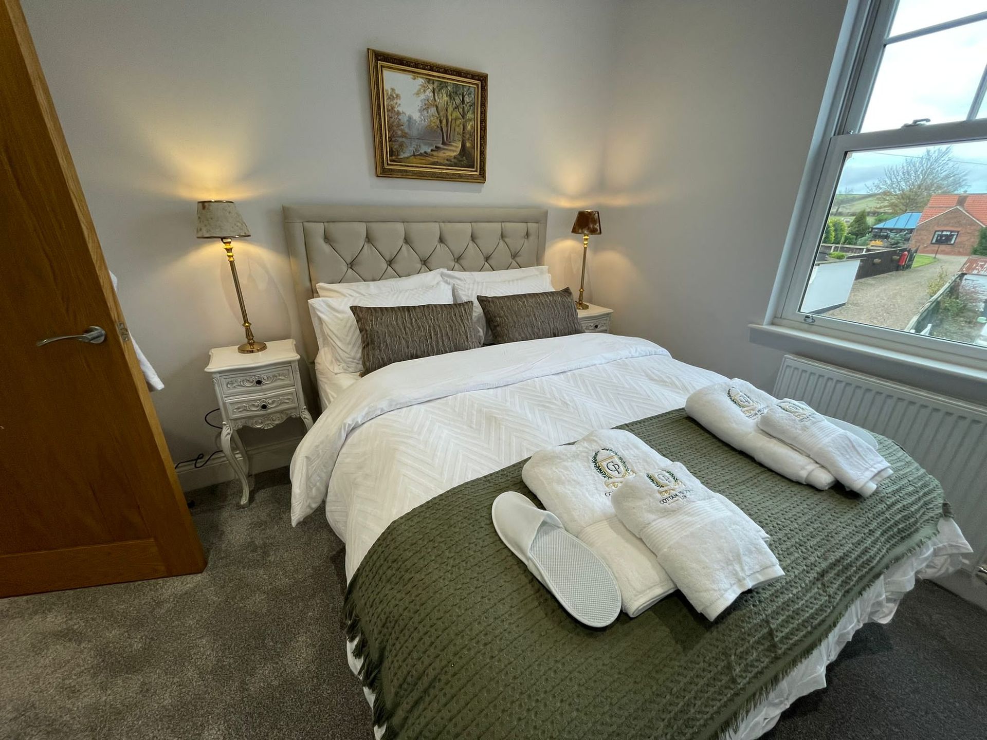 Mulbery House - Beautiful kind size bedf with sophisticated furniture and accessories