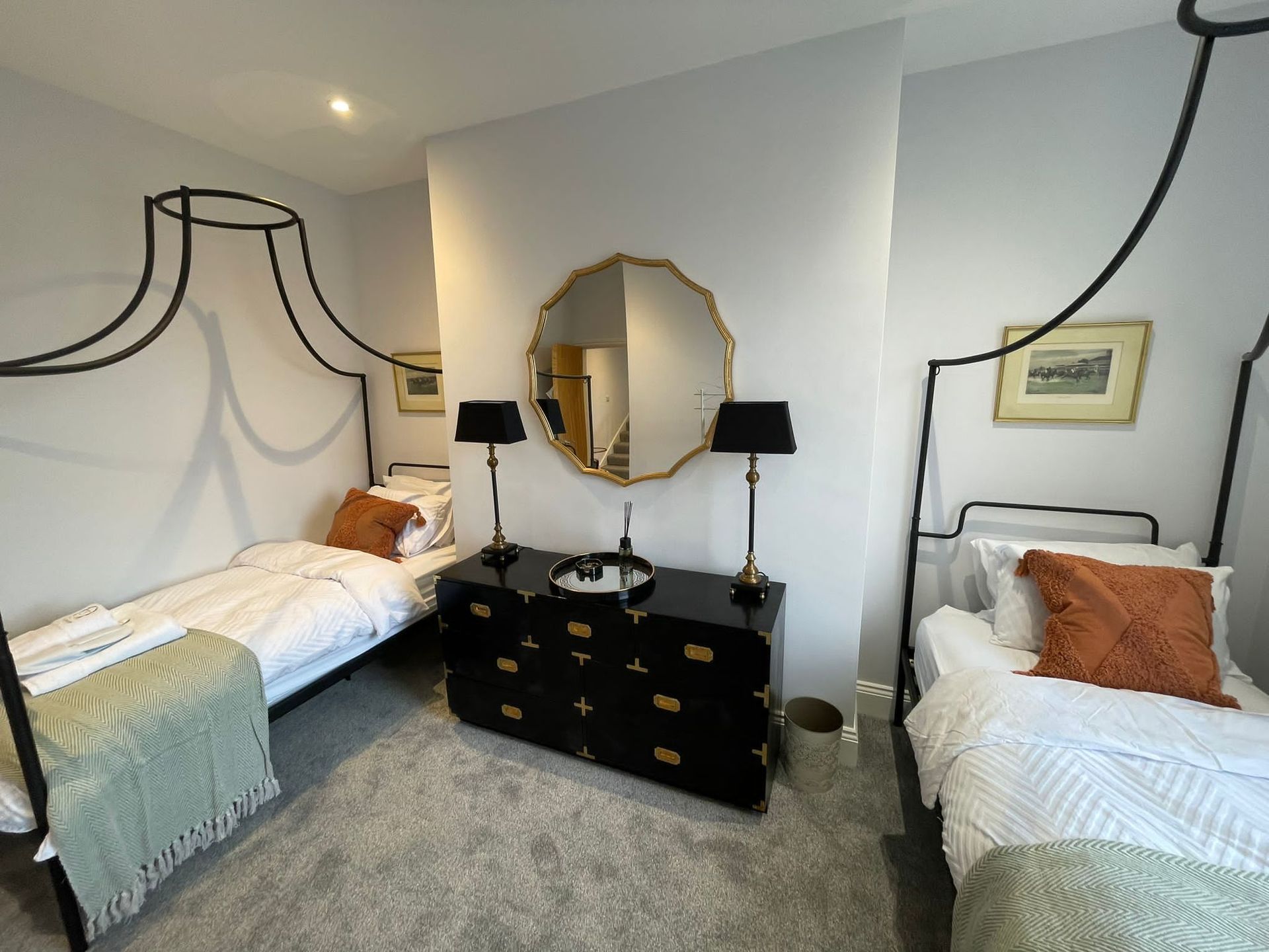 Mulbery House - Twin room with matching canopy frame beds