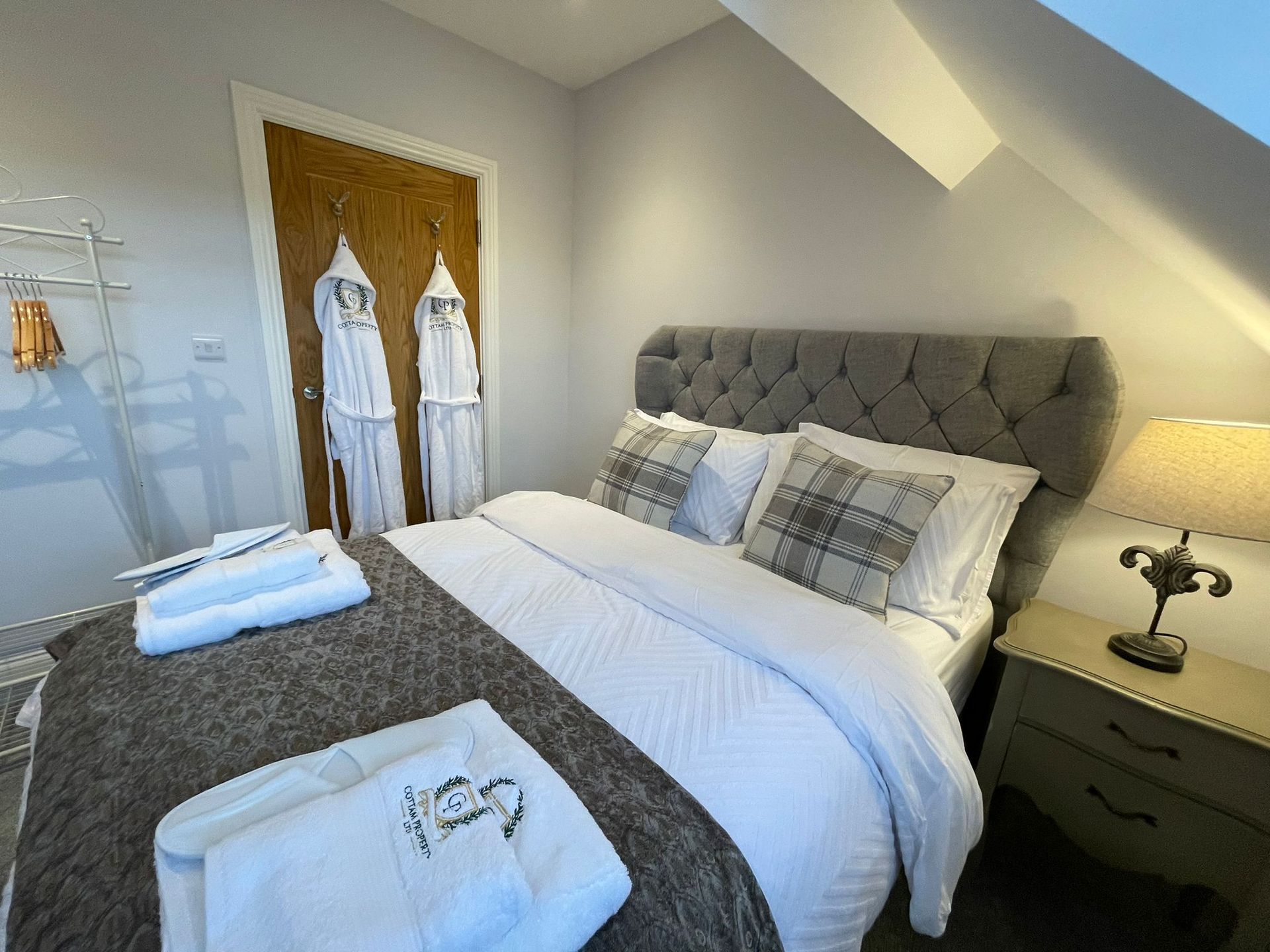 Mulbery House - Lovely double bed in compact bedroom space
