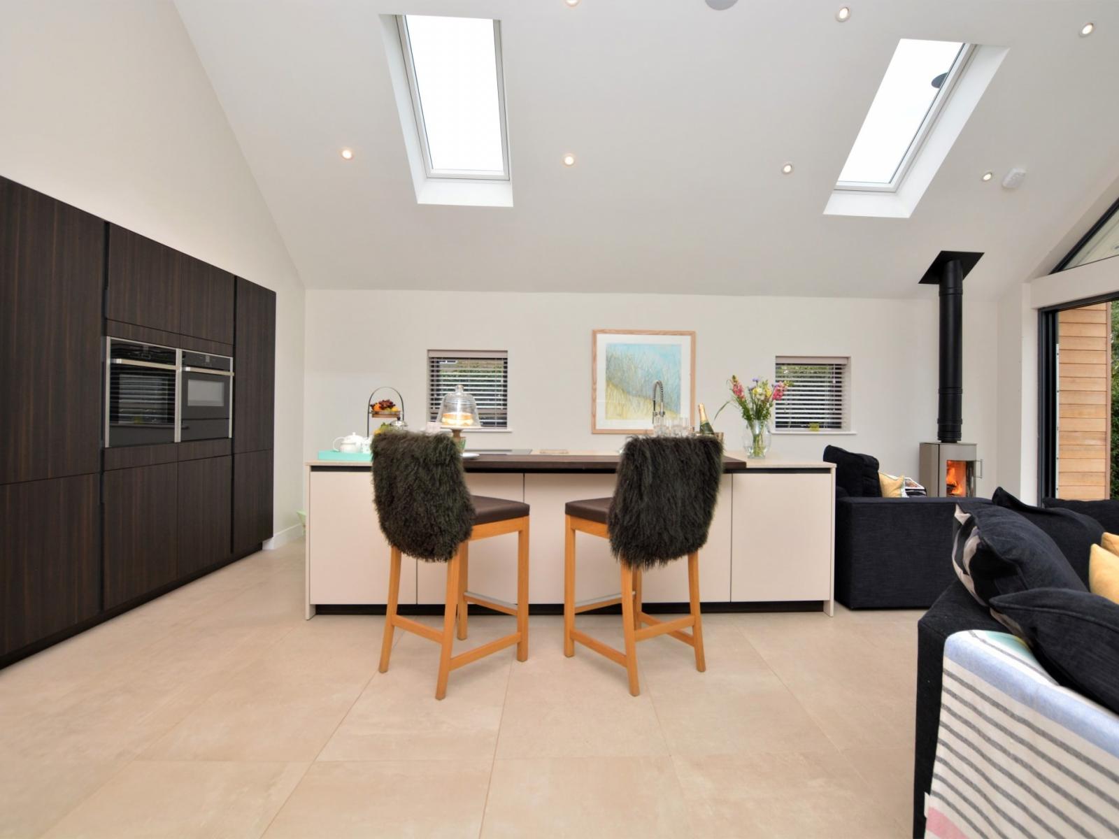 Kitchen Island unit and bar stools