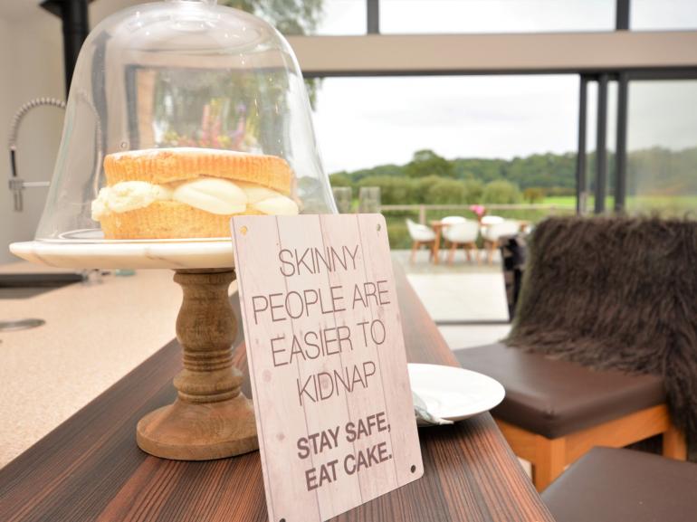 Holiday let cake stand