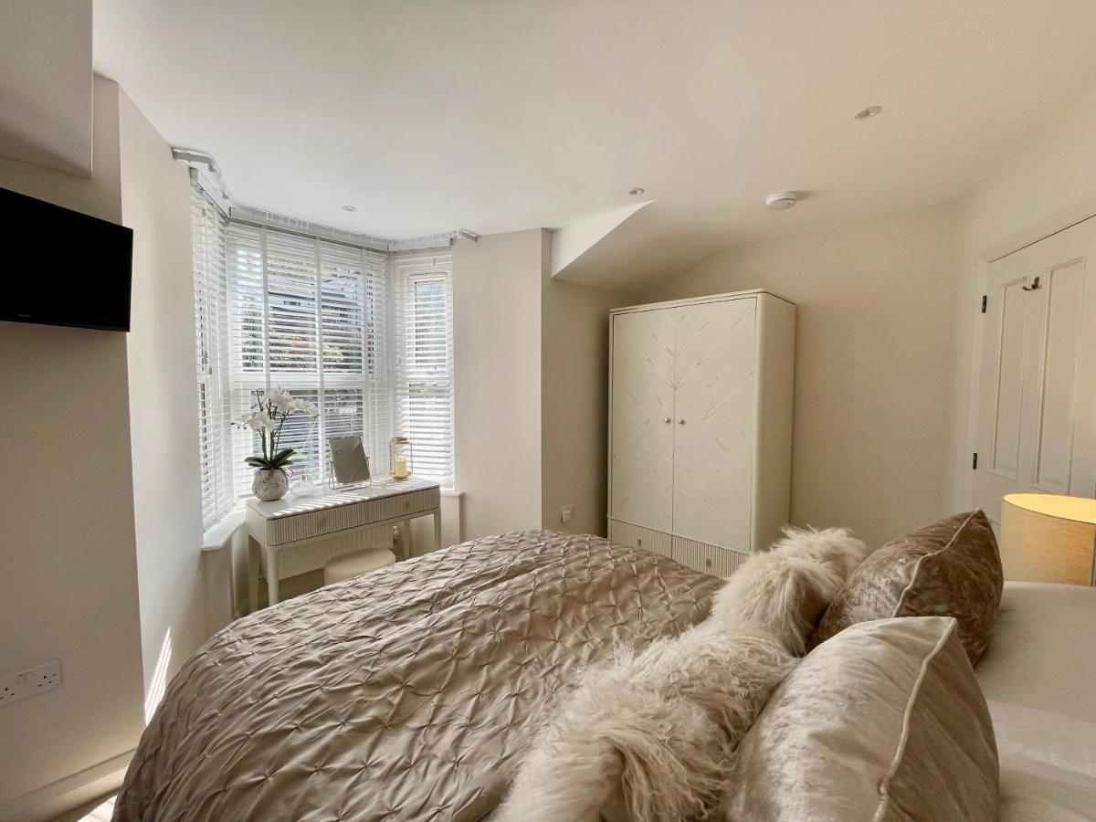 Windermere holiday let - Master bedroom with beautiful free standing furniture